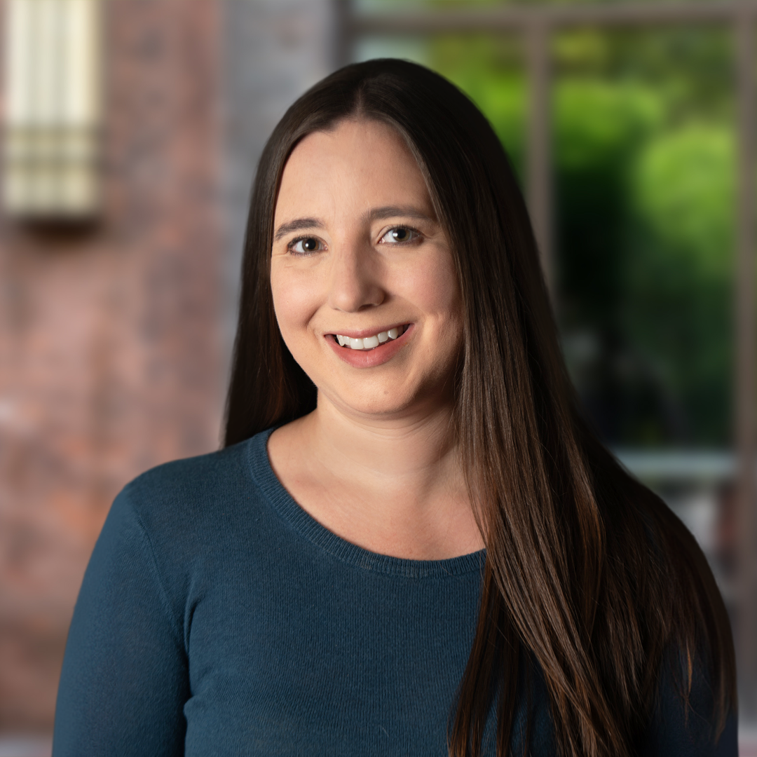 headshot of Caroline Linden